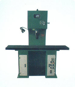 帶緩沖機構(gòu)的單柱液壓機使用效果怎么保證